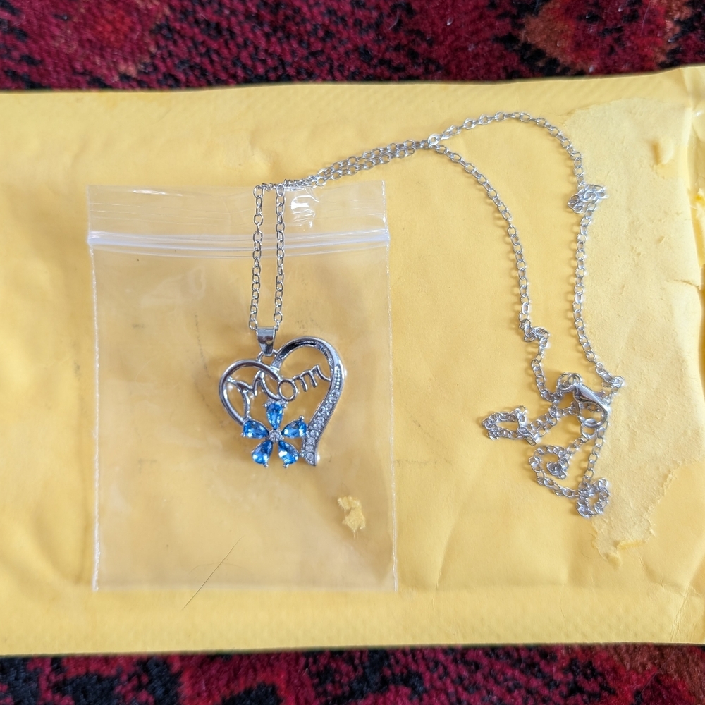 New Without Tags Mom Heart Necklace